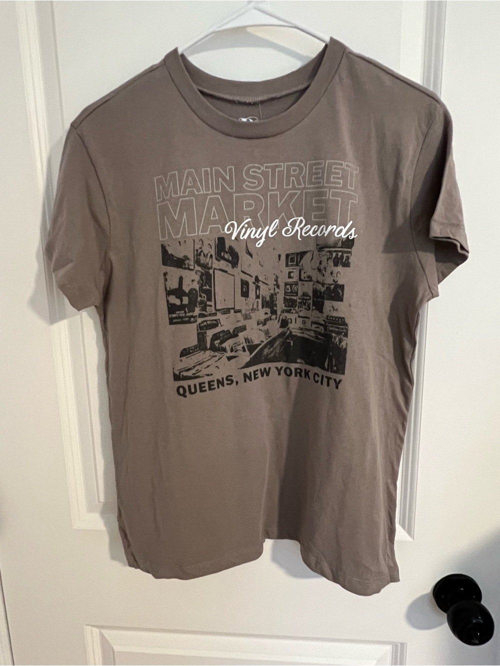 ✨🛍️ 4️⃣ for $2️⃣5️⃣ Main Street Market Vinyl Records Graphic Tee - Brown